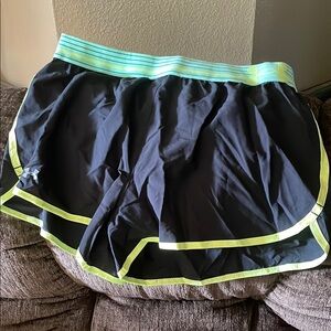 Under Armour size Med running shorts